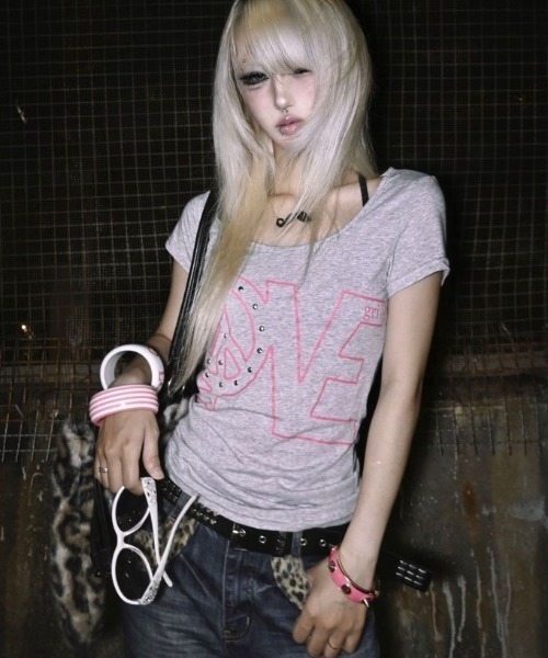 ViViDAY(ビビデー)の「LOVE英字ロゴプリントtシャツ(Tシャツ/カットソー・レディース・ブラック/グレー・M)」の1枚目の写真