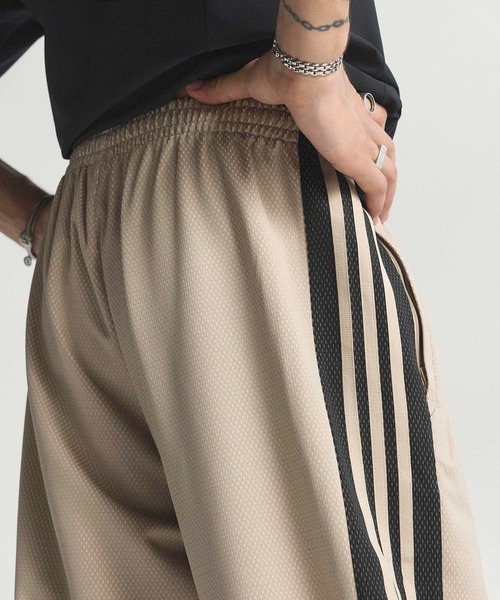 adidas(アディダス)の「ルーズ メッシュ トラックパンツ / LOOSE MESH TRACKPANTS / アディダスオリジナルス adidas Originals(スウェットパンツ・メンズ・ベージュ・3XL/LARGE/MEDIUM/SMALL/X-LARGE/X-SMALL/XX-LARGE)」の4枚目の写真