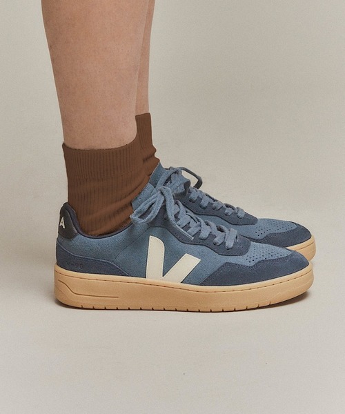 VEJA（ヴェジャ）の「VEJA V-90 スエードスニーカー（スニーカー・レディース・グレイッシュブルー・39/25/41/26.5cm/42/27cm/43/28cm/37/23/38/24）」の2枚目の写真