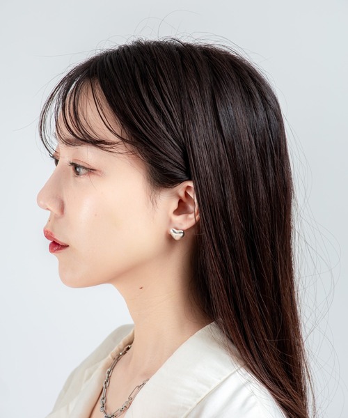 ANNIKA INEZ(アニカイネズ)の「【ANNIKA INEZ】ミニハートピアス E1008 Mini Heart Studs(ピアス(両耳用)・レディース・シルバー・FREE)」の3枚目の写真