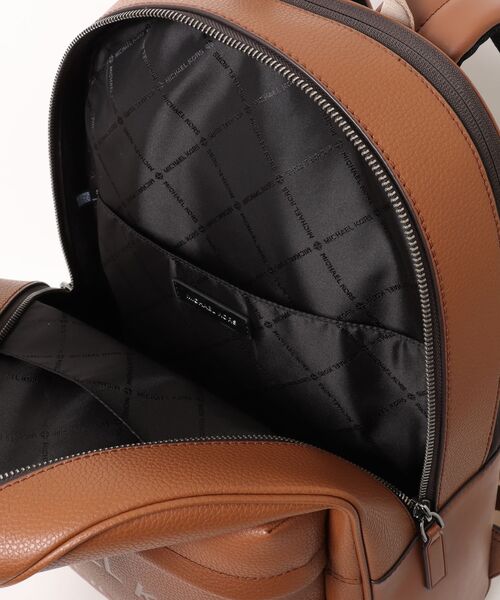 MICHAEL KORS(マイケルコース)の「PACEY ポケット Aライン バックパック(バックパック/リュック・メンズ・ブラウン系・FREE)」の4枚目の写真