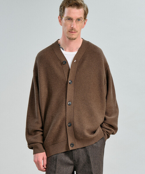 ORCIVAL(オーシバル)の「ORCIVAL | 〈別注〉ウールコットン Vネックカーディガン MEN(カーディガン/ボレロ・メンズ・ブラック/ダークグレー/ブラウン系その他・4/5)」の3枚目の写真