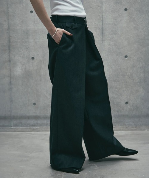 CONZ(コンズ)の「WOOL GABARDINE FOLDED WIDE TROUSERS(スラックス・レディース・ブラック/グレー・S/XS)」の3枚目の写真