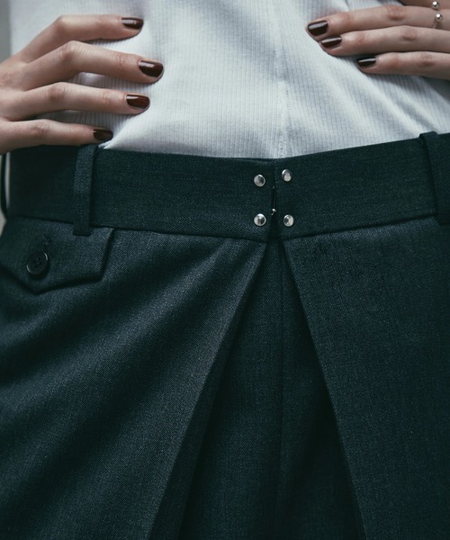 CONZ(コンズ)の「WOOL GABARDINE FOLDED WIDE TROUSERS(スラックス・レディース・ブラック/グレー・S/XS)」の4枚目の写真