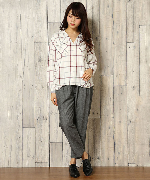 LBC（エルビーシー）の「麻レーヨンテーパードパンツ                 （その他パンツ・レディース・オフホワイト/チャコールグレー・MEDIUM）」の13枚目の写真
