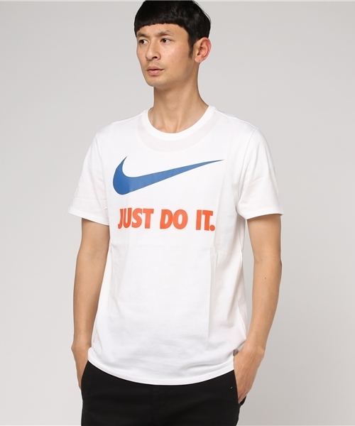 NIKE(ナイキ)の「【NIKE】プリントTシャツ(Tシャツ/カットソー・メンズ・ネイビー/ホワイト/ホワイト系その他/ブラック系その他/ブラック・MEDIUM/LARGE/X-LARGE)」の1枚目の写真