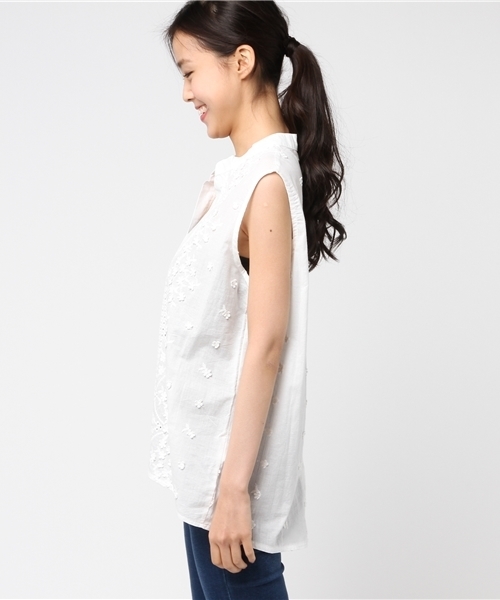 ottilie（オティーリエ）の「バック釦フラワー刺繍ノースリーブブラウス（シャツ/ブラウス・レディース・ブラック/オフホワイト・FREE）」の7枚目の写真