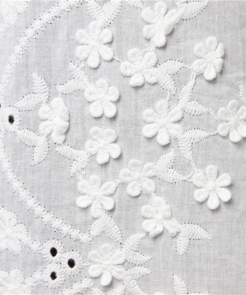 ottilie（オティーリエ）の「バック釦フラワー刺繍ノースリーブブラウス（シャツ/ブラウス・レディース・ブラック/オフホワイト・FREE）」の4枚目の写真