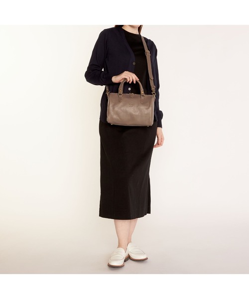 IL BISONTE(イルビゾンテ)の「IL BISONTE / ORIGINAL LEATHER / ボストンバッグ(ボストンバッグ・レディース・ダークブラウン/ブラック/ライトブラウン/ナチュラル/ネイビー/グレー/レンガ・FREE)」の8枚目の写真