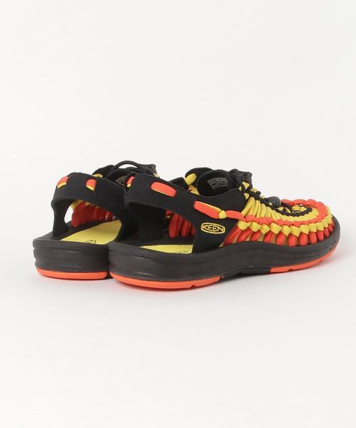 KEEN（キーン）の「UNEEK FLAT / ユニーク フラット（サンダル・レディース・ブラック×イエロー・22.5cm/23cm/23.5cm/24cm/24.5cm/25cm）」の2枚目の写真