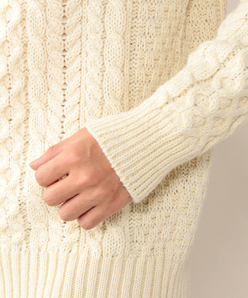 ROSE BUD COUPLES （ローズ バッド カップルズ）の「HIGHLAND CLUB / ケーブル編み ローゲージ ニット（ニット/セーター・メンズ・ホワイト系その他/チャコール/ブルー系その他・MEDIUM/SMALL/LARGE）」の11枚目の写真