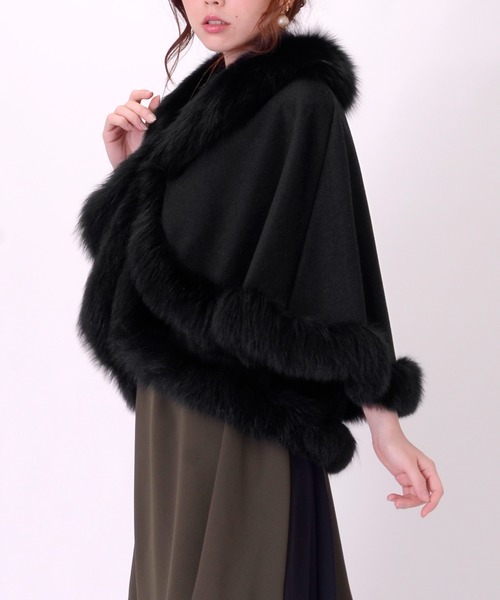 sankyo shokai(サンキョウショウカイ)の「カシミヤ100%ファー付ケープ(ポンチョ・レディース・ブラック/ネイビー/ボルドー・M/L)」の2枚目の写真
