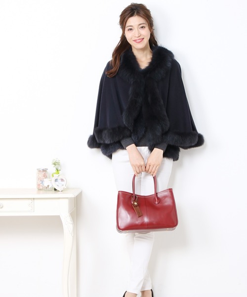 sankyo shokai(サンキョウショウカイ)の「カシミヤ100%ファー付ケープ(ポンチョ・レディース・ブラック/ネイビー/ボルドー・M/L)」の6枚目の写真