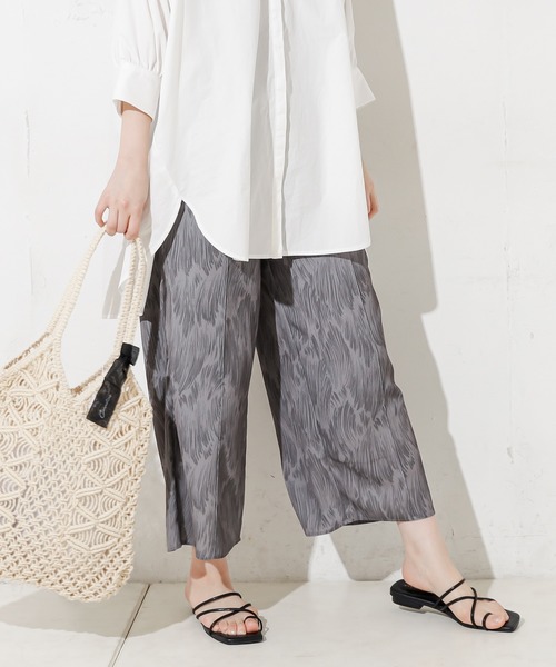 natural couture（ナチュラルクチュール）の「アートフェザー柄ピンタックパンツ（その他パンツ・レディース・ベージュ/グレー/ラベンダー・FREE）」の2枚目の写真