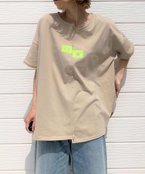 Q（キュー）の「プリントハギTシャツ（Tシャツ/カットソー・レディース・ブラック/ベージュ・MEDIUM）」の2枚目の写真