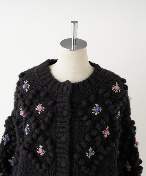 one after another NICE CLAUP（ワンアフターアナザーナイスクラップ）の「【新色追加】マストトレンドのカーディガン。愛されお花刺繍カーディガン（カーディガン/ボレロ・レディース・アイボリー/ブラック/ベージュ/サックスブルー/オフホワイト・FREE）」の18枚目の写真