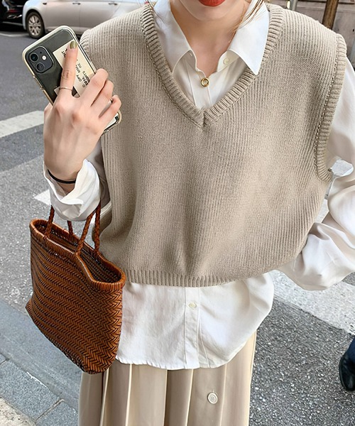 me+em select（ミームセレクト）の「★ニュアンスカラー　Vネックコンパクトゆるニットベスト（ベスト・レディース・ライトブルー/オートミール/ベージュ/パープル・FREE）」の3枚目の写真