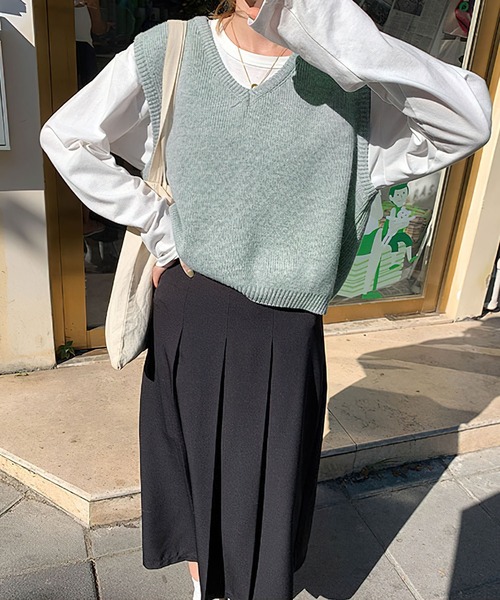 me+em select（ミームセレクト）の「★ニュアンスカラー　Vネックコンパクトゆるニットベスト（ベスト・レディース・ライトブルー/オートミール/ベージュ/パープル・FREE）」の4枚目の写真