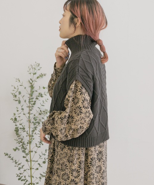 ITEMS URBANRESEARCH（アイテムズ アーバンリサーチ）の「ケーブルショートニットベスト（ベスト・レディース・グレー系その他/マスタード/ブラック・FREE）」の2枚目の写真