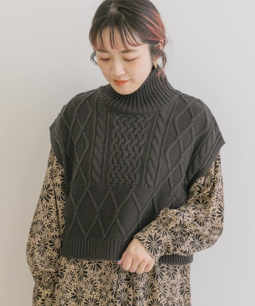 ITEMS URBANRESEARCH（アイテムズ アーバンリサーチ）の「ケーブルショートニットベスト（ベスト・レディース・グレー系その他/マスタード/ブラック・FREE）」の9枚目の写真