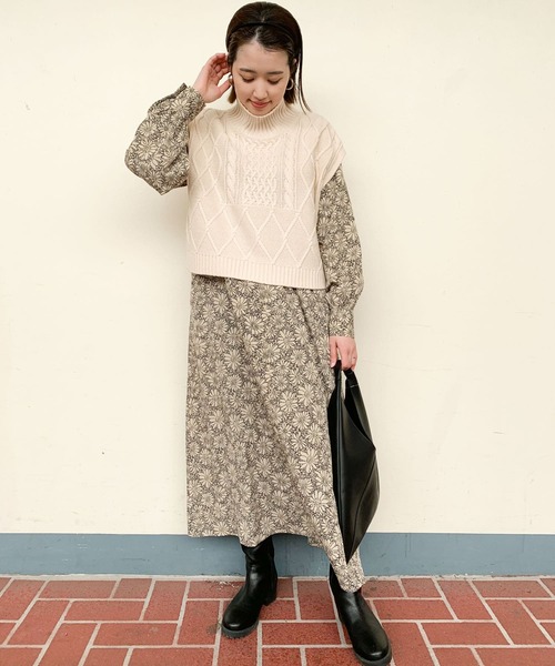 ITEMS URBANRESEARCH（アイテムズ アーバンリサーチ）の「ケーブルショートニットベスト（ベスト・レディース・グレー系その他/マスタード/ブラック・FREE）」の6枚目の写真