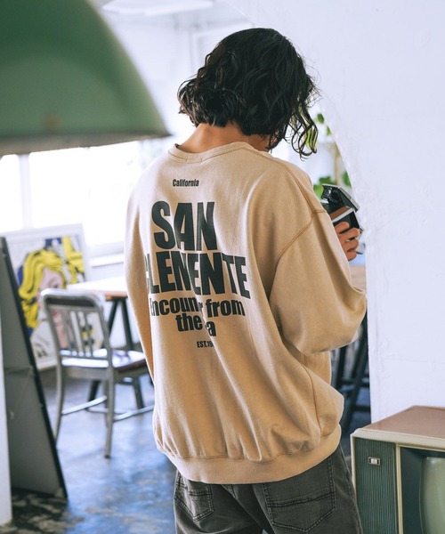 BAYFLOW(ベイフロー)の「スノーウォッシュインレイバックプリントプルオーバー(スウェット・メンズ・ベージュ/オレンジ/チャコール/オフホワイト/ブルー・LARGE/MEDIUM/SMALL)」の1枚目の写真