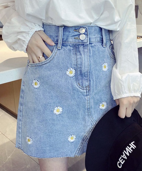 DEVICE(デバイス)の「デイジー刺繍 エンブロイダリー デニム ミニ 台形 スカート(デニムスカート・レディース・ブルー・L/FREE)」の4枚目の写真