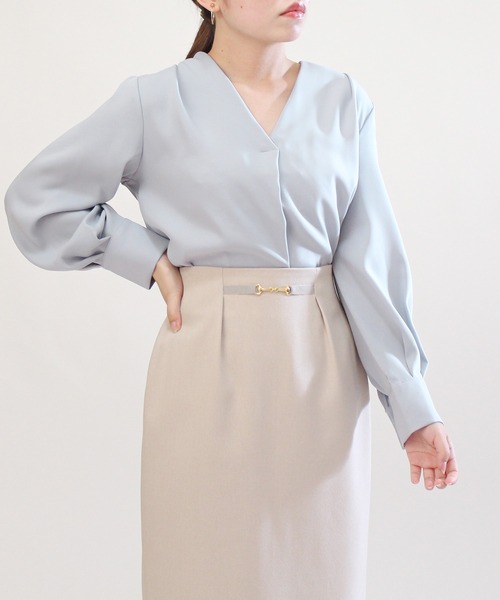 TRUDEA(トルディア)の「とろみサテンVネックブラウス(シャツ/ブラウス・レディース・ピンクベージュ/グレイッシュベージュ/ホワイト/ライトグレー・LARGE/MEDIUM)」の3枚目の写真