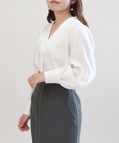 TRUDEA(トルディア)の「とろみサテンVネックブラウス(シャツ/ブラウス・レディース・ピンクベージュ/グレイッシュベージュ/ホワイト/ライトグレー・LARGE/MEDIUM)」の14枚目の写真