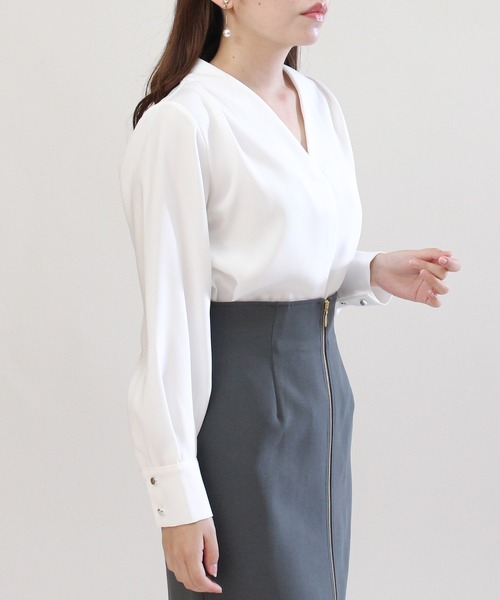 TRUDEA(トルディア)の「とろみサテンVネックブラウス(シャツ/ブラウス・レディース・ピンクベージュ/グレイッシュベージュ/ホワイト/ライトグレー・LARGE/MEDIUM)」の15枚目の写真