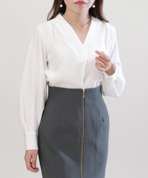 TRUDEA(トルディア)の「とろみサテンVネックブラウス(シャツ/ブラウス・レディース・ピンクベージュ/グレイッシュベージュ/ホワイト/ライトグレー・LARGE/MEDIUM)」の16枚目の写真