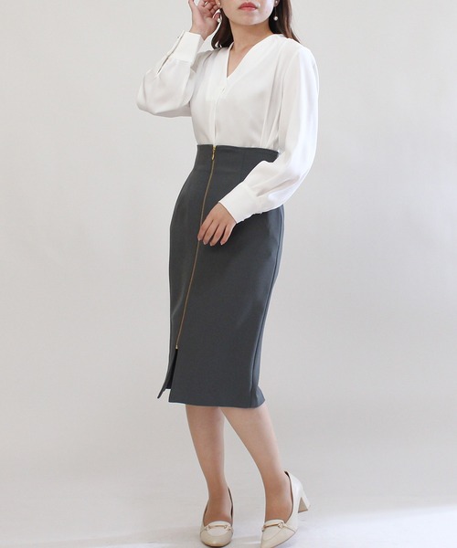 TRUDEA(トルディア)の「とろみサテンVネックブラウス(シャツ/ブラウス・レディース・ピンクベージュ/グレイッシュベージュ/ホワイト/ライトグレー・LARGE/MEDIUM)」の17枚目の写真