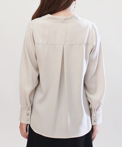 TRUDEA(トルディア)の「とろみサテンVネックブラウス(シャツ/ブラウス・レディース・ピンクベージュ/グレイッシュベージュ/ホワイト/ライトグレー・LARGE/MEDIUM)」の7枚目の写真