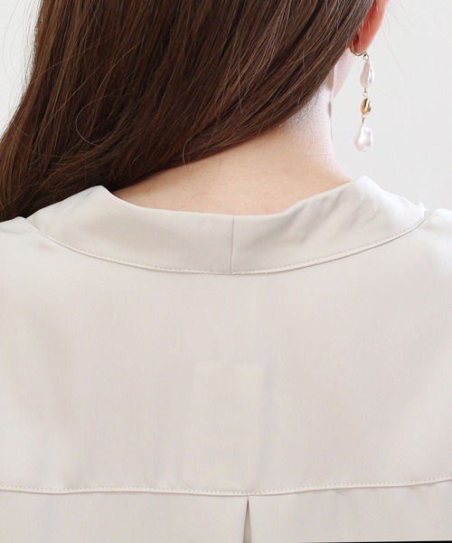 TRUDEA(トルディア)の「とろみサテンVネックブラウス(シャツ/ブラウス・レディース・ピンクベージュ/グレイッシュベージュ/ホワイト/ライトグレー・LARGE/MEDIUM)」の11枚目の写真