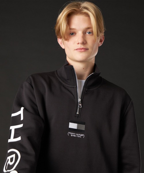 TOMMY HILFIGER（トミーヒルフィガー）の「MONOCHROME CAPSULE COLLECTION モノクロームグラフィック1/2ジップトレーナー（スウェット・メンズ・グレー/ブラック・MEDIUM/SMALL/X-LARGE/LARGE）」の3枚目の写真