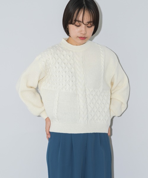 mebole(メボレ)の「ケーブル編みクルーネックセーター(ニット/セーター・レディース・ホワイト/レッド/ブルー/グリーン/ブラウン・FREE)」の2枚目の写真
