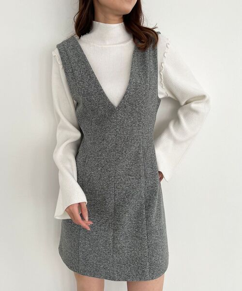 MAJESTIC LEGON(マジェスティックレゴン)の「Vネックミニジャンスカ(ジャンパースカート・レディース・ブラック/グレー/ベージュ・MEDIUM)」の8枚目の写真