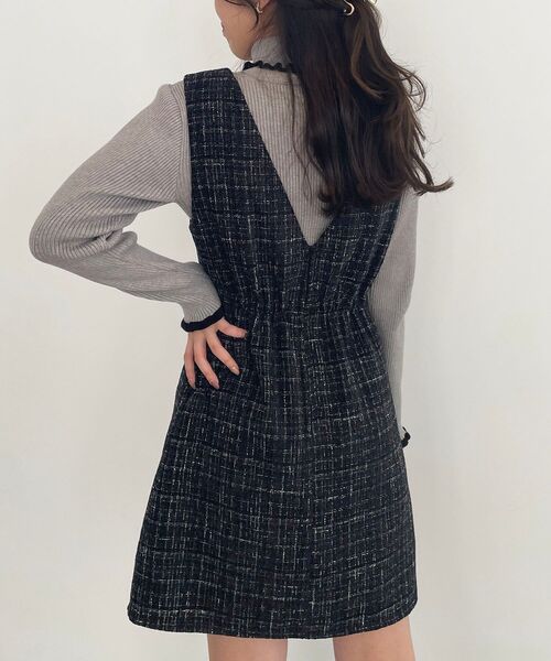 MAJESTIC LEGON(マジェスティックレゴン)の「Vネックミニジャンスカ(ジャンパースカート・レディース・ブラック/グレー/ベージュ・MEDIUM)」の13枚目の写真