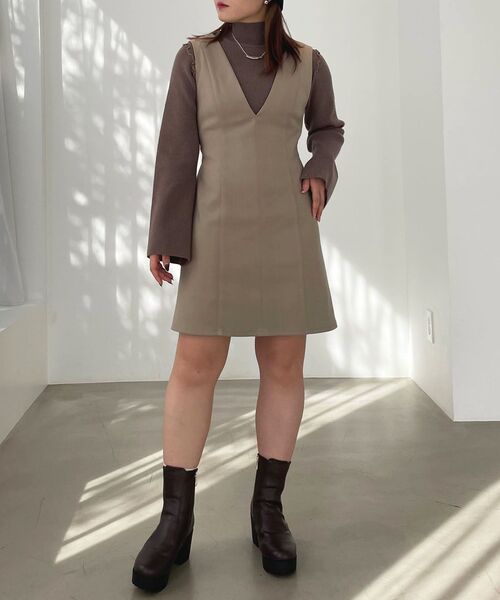 MAJESTIC LEGON(マジェスティックレゴン)の「Vネックミニジャンスカ(ジャンパースカート・レディース・ブラック/グレー/ベージュ・MEDIUM)」の16枚目の写真