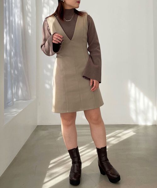 MAJESTIC LEGON(マジェスティックレゴン)の「Vネックミニジャンスカ(ジャンパースカート・レディース・ブラック/グレー/ベージュ・MEDIUM)」の17枚目の写真