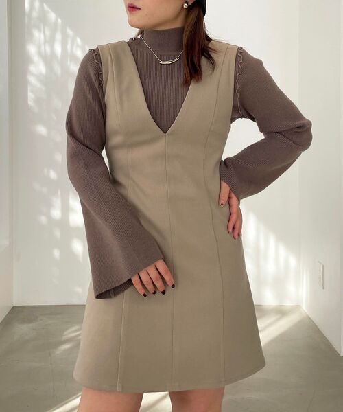 MAJESTIC LEGON(マジェスティックレゴン)の「Vネックミニジャンスカ(ジャンパースカート・レディース・ブラック/グレー/ベージュ・MEDIUM)」の18枚目の写真