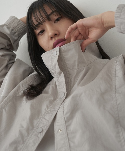 FEKETE（フェケテ）の「OVERSIZED HI-NECK NYLON JACKET / ルーズフィットナイロンブルゾン（ブルゾン・メンズ・グレー/ブラック・MEDIUM/LARGE）」の2枚目の写真