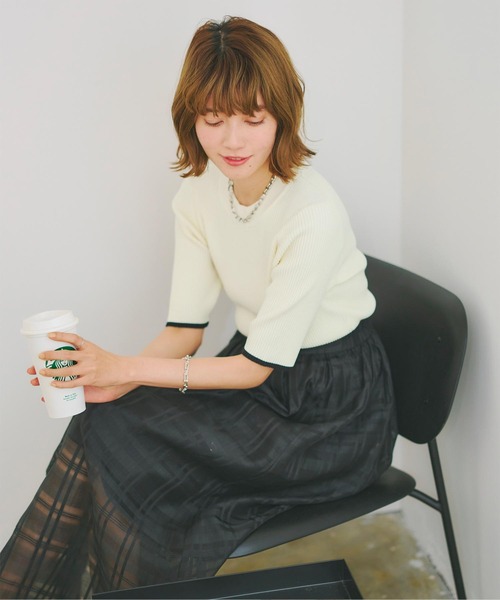 titivate(ティティベイト)の「袖口配色デザイン5分袖ニットトップス(ニット/セーター・レディース・ライトグリーン/ブルー/オフホワイト/ブラック/ライトベージュ・S/M/L)」の2枚目の写真