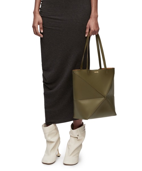 LOEWE（ロエベ）の「パズルフォルド トート（シャイニーカーフ）（トートバッグ・レディース・ブラック/ダークカーキ/ベージュ系その他・ONE SIZE）」の20枚目の写真