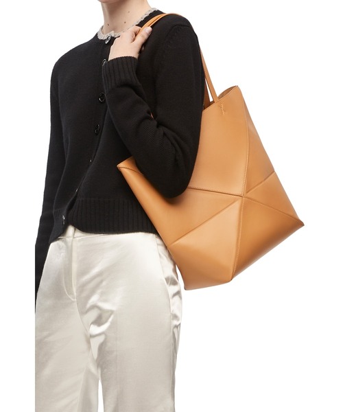 LOEWE（ロエベ）の「パズルフォルド トート（シャイニーカーフ）（トートバッグ・レディース・ブラック/ダークカーキ/ベージュ系その他・ONE SIZE）」の13枚目の写真