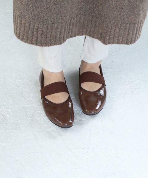 grandfleur(グランドフルール)の「太めベルト スクエアトゥフラットパンプス(パンプス・レディース・グリーン/ブラック/ブラウン・25.5cm/25.0cm/24.5cm/26.5cm/23.0cm/22.5cm/26.0cm/23.5cm/24.0cm)」の4枚目の写真