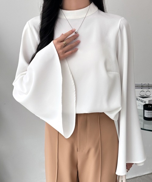 ECLIN（エクラン）の「ハイネックフレアスリーブブラウス（シャツ/ブラウス・レディース・ホワイト/ベージュ/ブラック・M/L）」の5枚目の写真