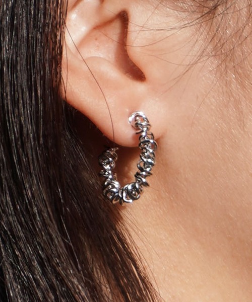 misto accessories(ミストアクセサリーズ)の「Coiled ニュアンスメタルピアス(ピアス(両耳用)・レディース・ゴールド/シルバー・FREE)」の1枚目の写真