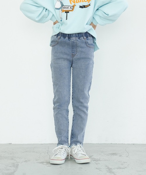 coca（coca）（コカ）の「キッズ デニム裾カットオフスキニーパンツ（デニムパンツ・キッズ・ブルー・110/120/130/140）」の2枚目の写真