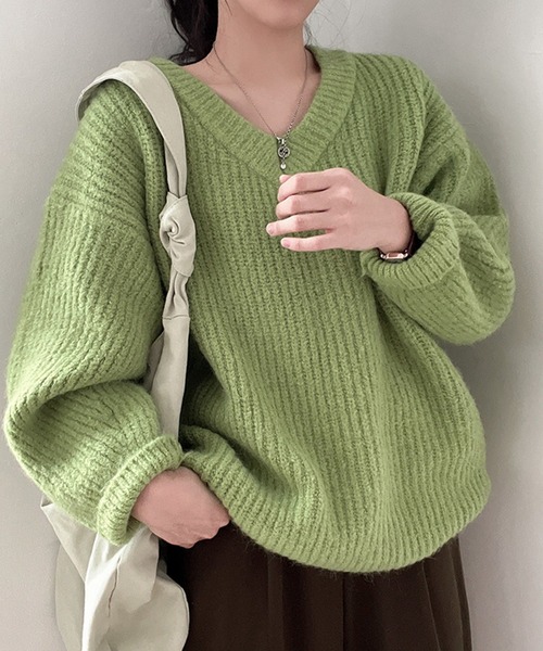 Girly Doll（ガーリードール）の「Vネックオーバーサイズニット（ニット/セーター・レディース・パープル/ホワイト/ピンク/ブラウン/ベージュ/グリーン・FREE）」の4枚目の写真
